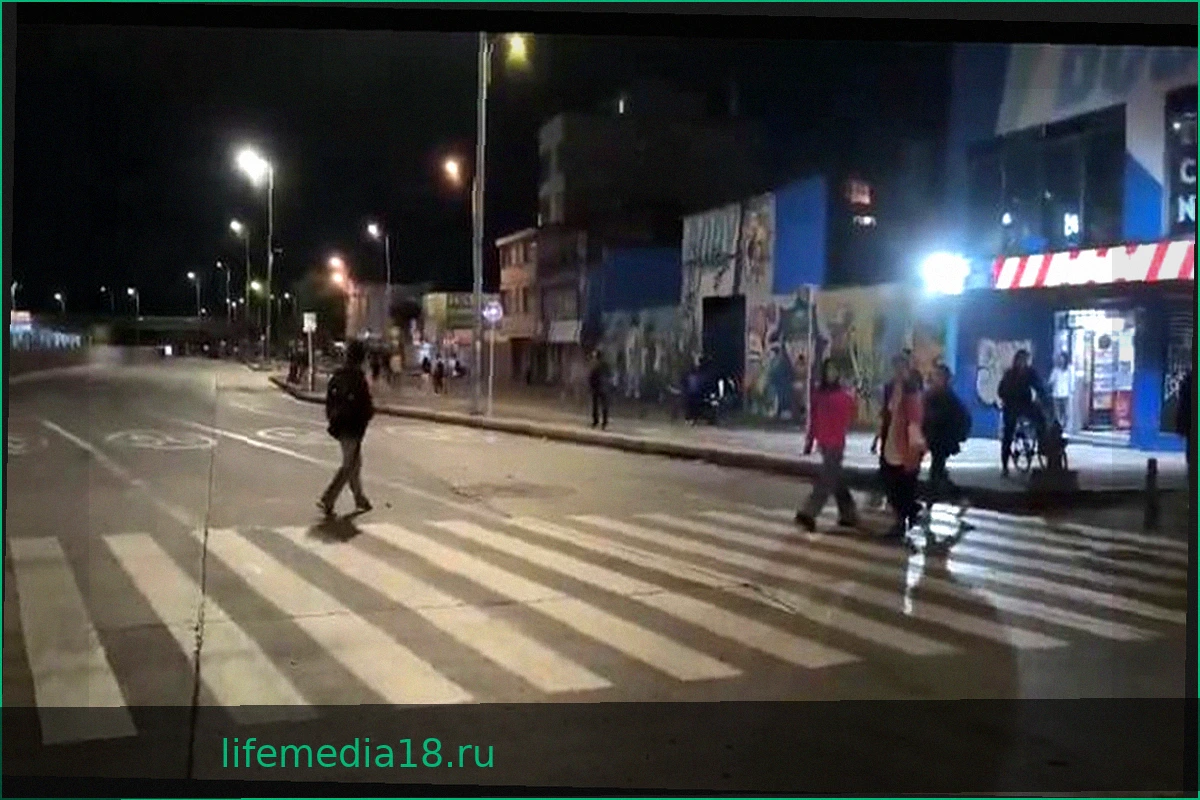 9 Июля: Движение транспорта в Боготе. Митингующие направляются к Национальному университету, перекресток Карера 33 открыт.